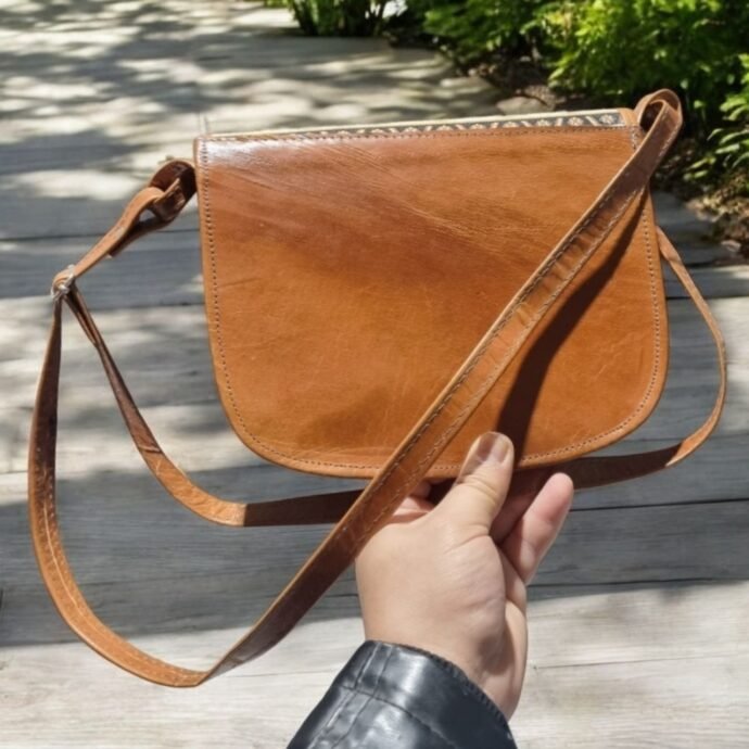 ⁦Sac en Cuir Véritable au Design Traditionnel⁩ - الصورة ⁦5⁩